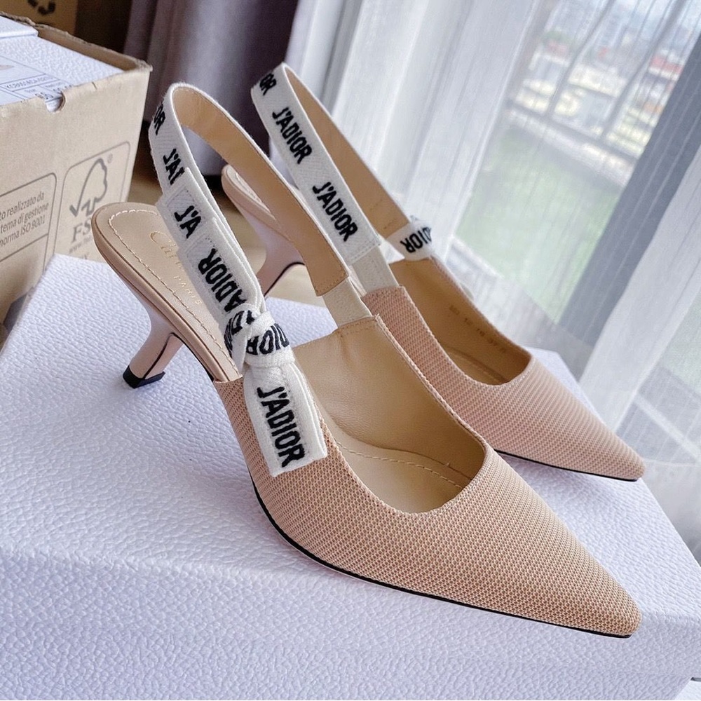 NWT Gorgeous French Pump!
